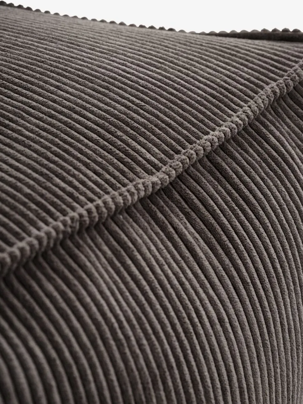 AARS/AGGERPouf AARS/AGGER 65x65 tissu velours côtelé sable foncé