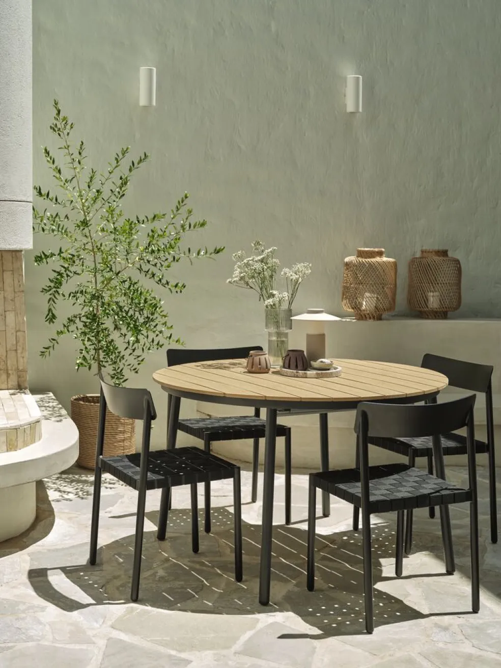 AKTIVEN + HAGLEBUAKTIVEN L118/168 table naturel + 4 HAGLEBU chaises noir