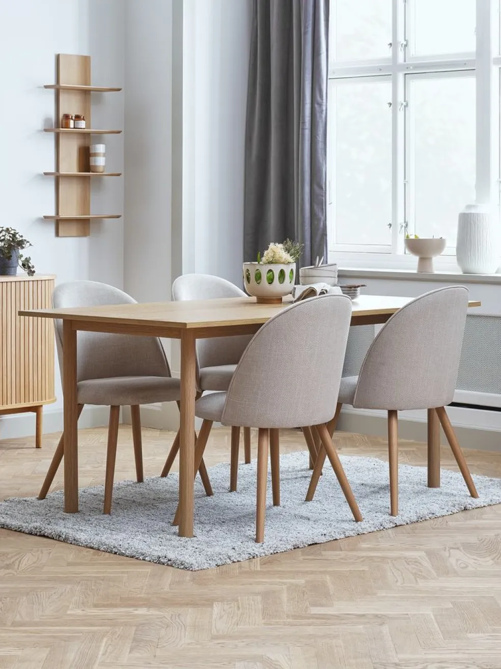 ALSTED + THORUPALSTED L160 table coloris chêne + 4 THORUP chaises beige
