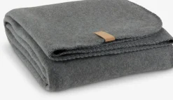 DAGLILJEPlaid polaire DAGLILJE 130x170 gris foncé
