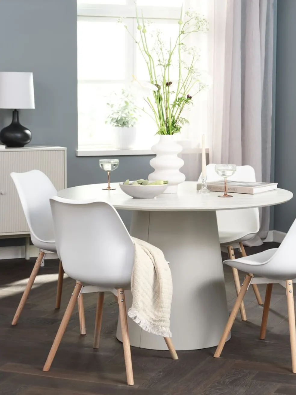 KLIPLEV + KASTRUPKLIPLEV Ø120 table imi. travertin + 4 KASTRUP chaises blanc