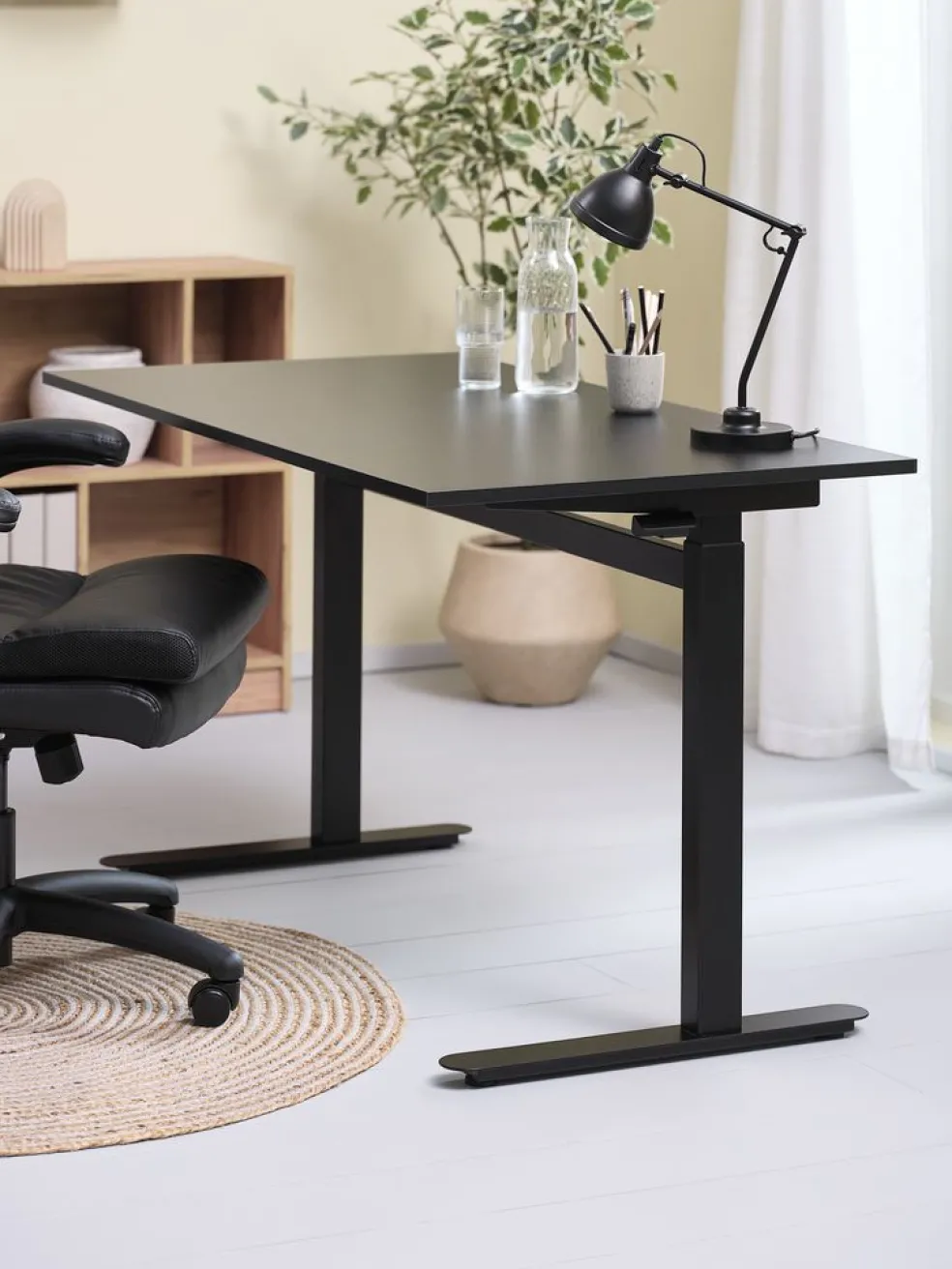 LUNDTOFTBureau à hauteur réglable a/vérin à gaz LUNDTOFT 70x130 noir