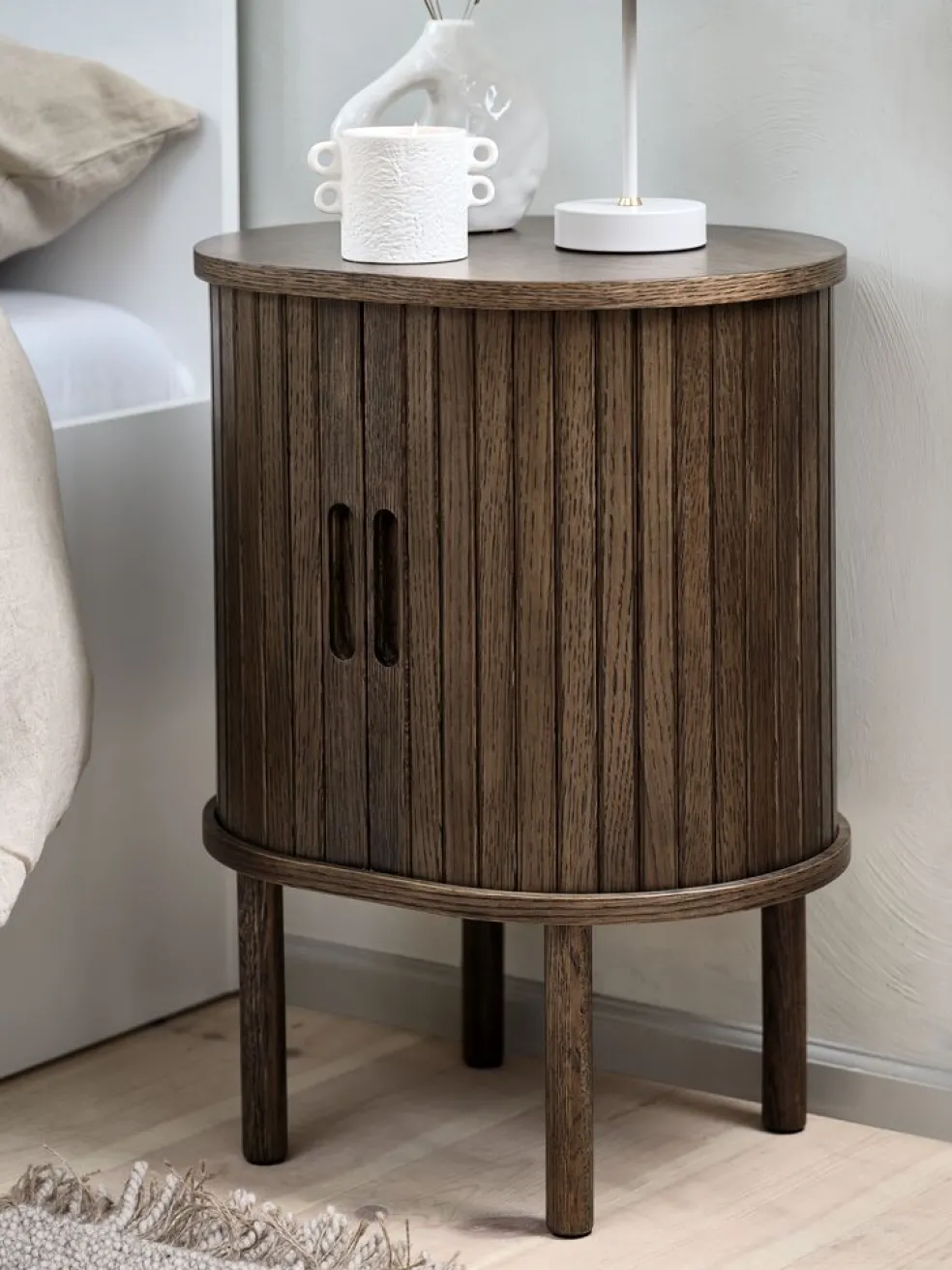 LYNGVIGTable de nuit LYNGVIG 2 portes tambours chêne foncé