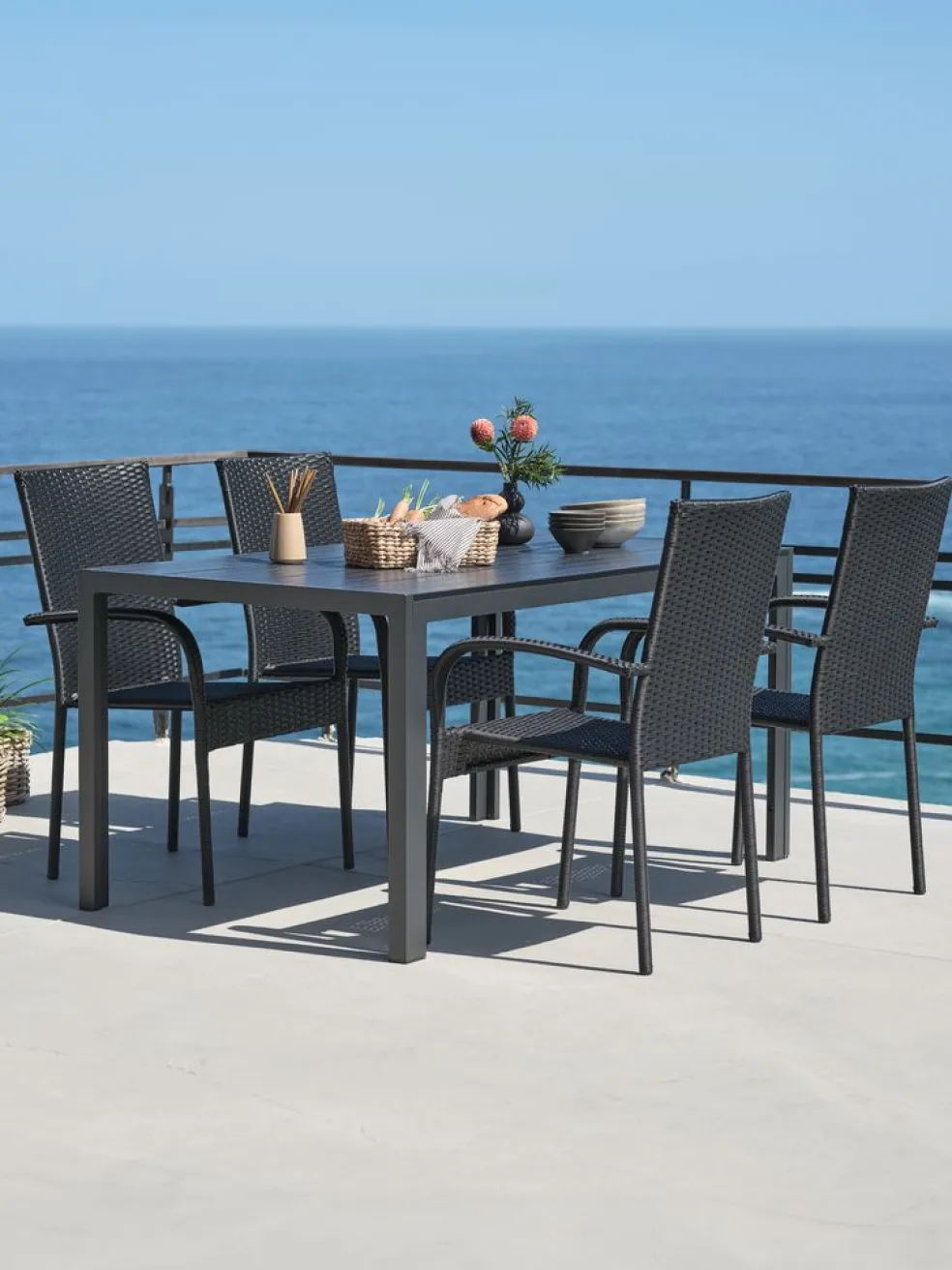 MADERUP + GUDHJEMMADERUP L150 table + 4 GUDHJEM chaises noir