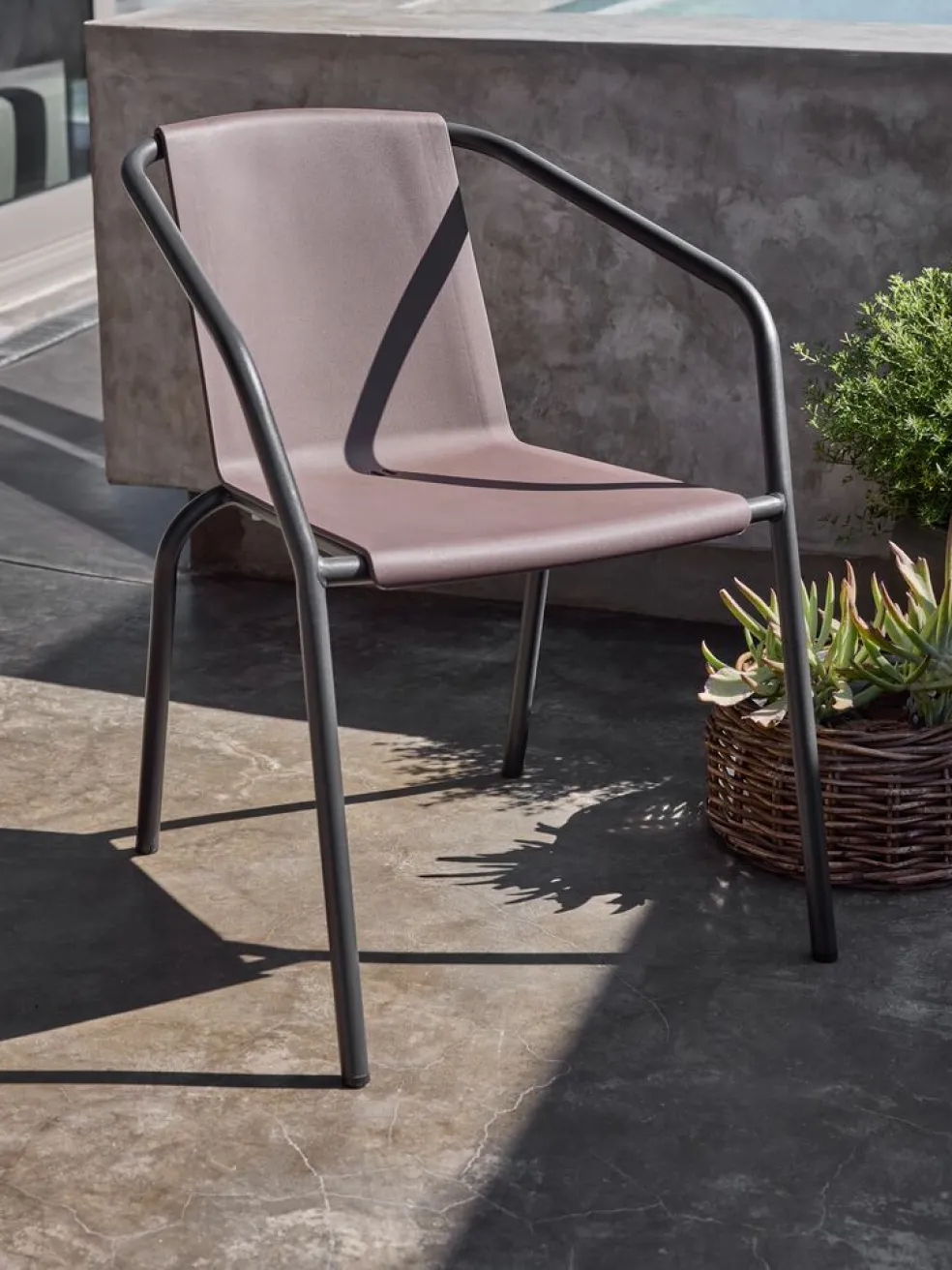 MODUMChaise empilable MODUM aubergine