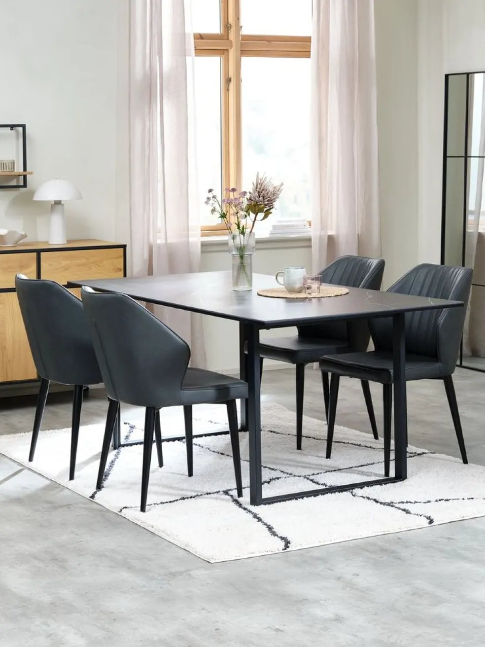 MOSELUND + LUNDERSKOVMOSELUND L180 table céramique + 4 LUNDERSKOV chaises noir
