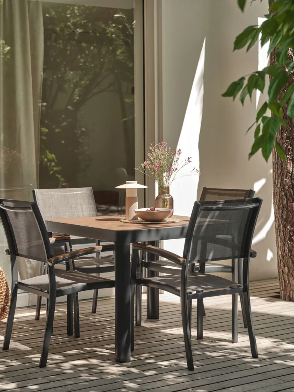 SIRDAL + SIRDALSIRDAL L91 table bois dur + 4 SIRDAL chaises gris