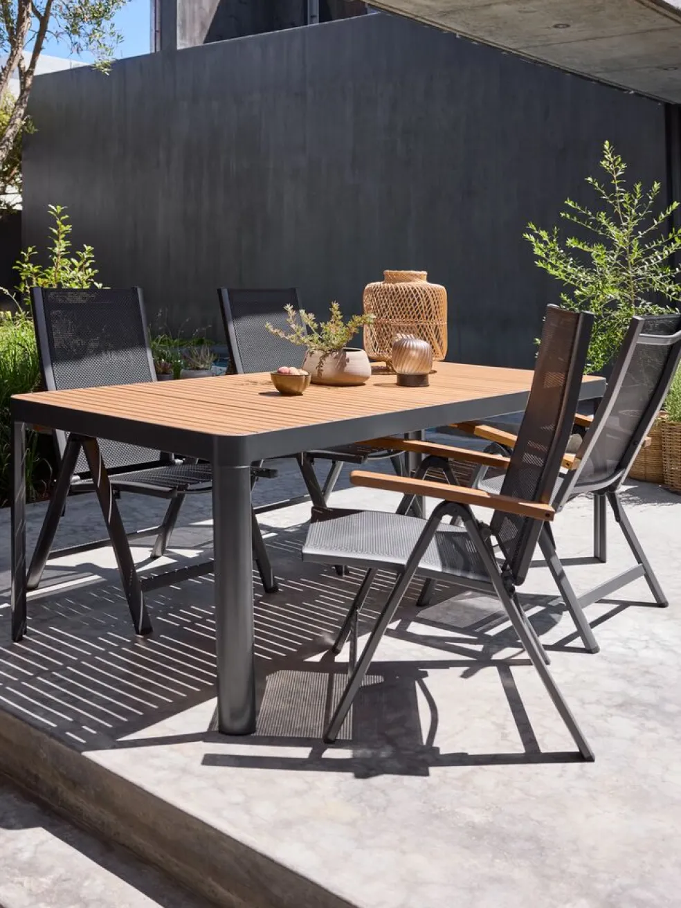 SIRDAL + SIRDALSIRDAL L211 table eucalyptus + 4 SIRDAL chaises gris