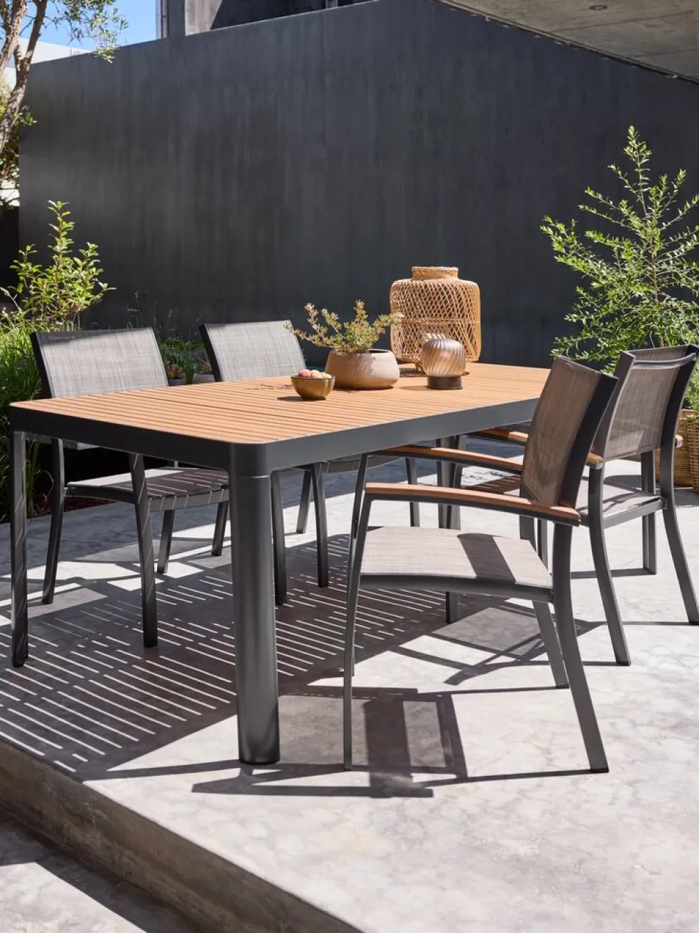 SIRDAL + SIRDALSIRDAL L211 table eucalyptus + 4 SIRDAL chaises gris