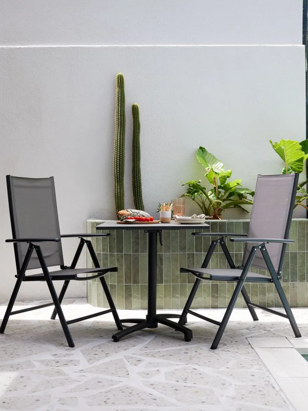 TIPMOSE + MELLBYTIPMOSE L70 table gris + 2 MELLBY chaises noir