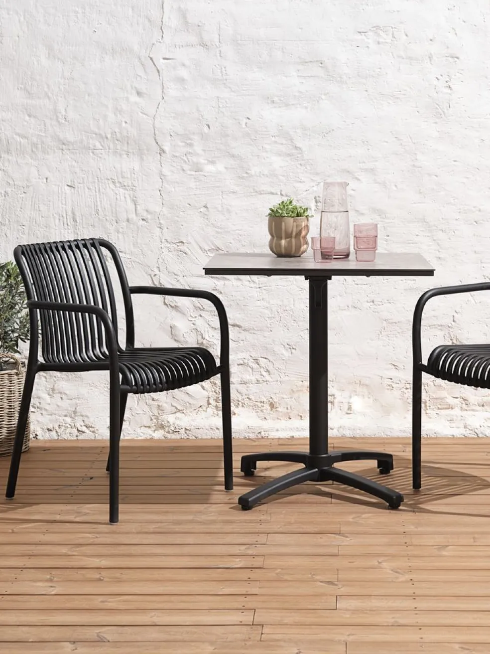 TIPMOSE + NABBENTIPMOSE L70 table gris + 2 NABBEN chaises noir