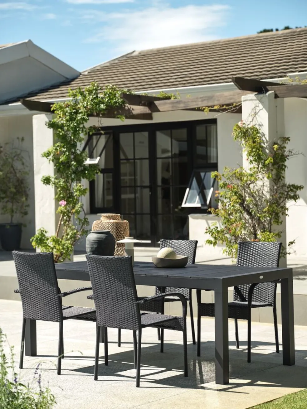 TYDAL + GUDHJEMTYDAL L208/272 table + 4 GUDHJEM chaises noir