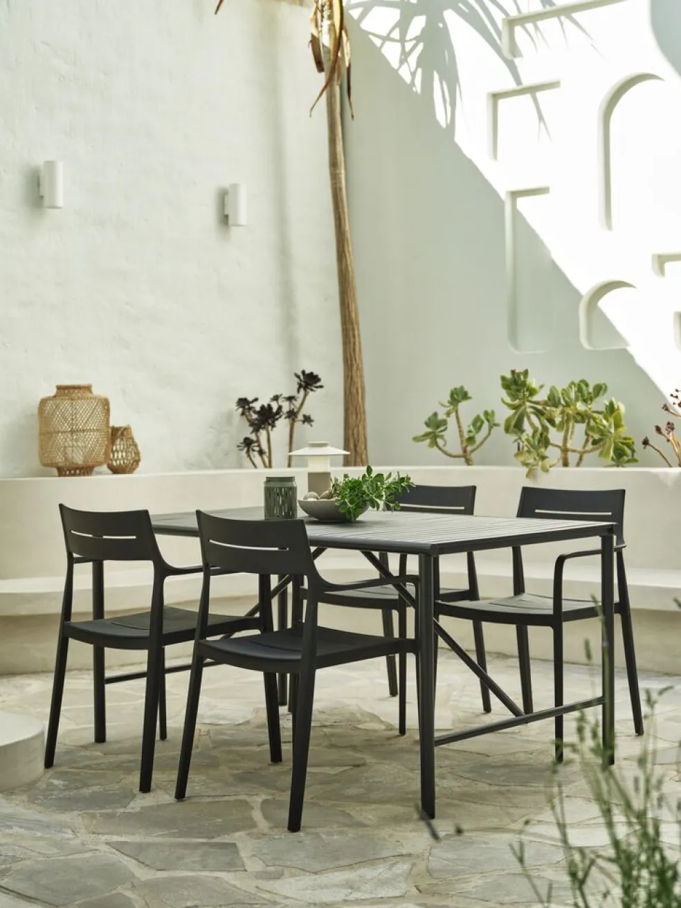VIERLITable de jardin VIERLI l90xL149 noir